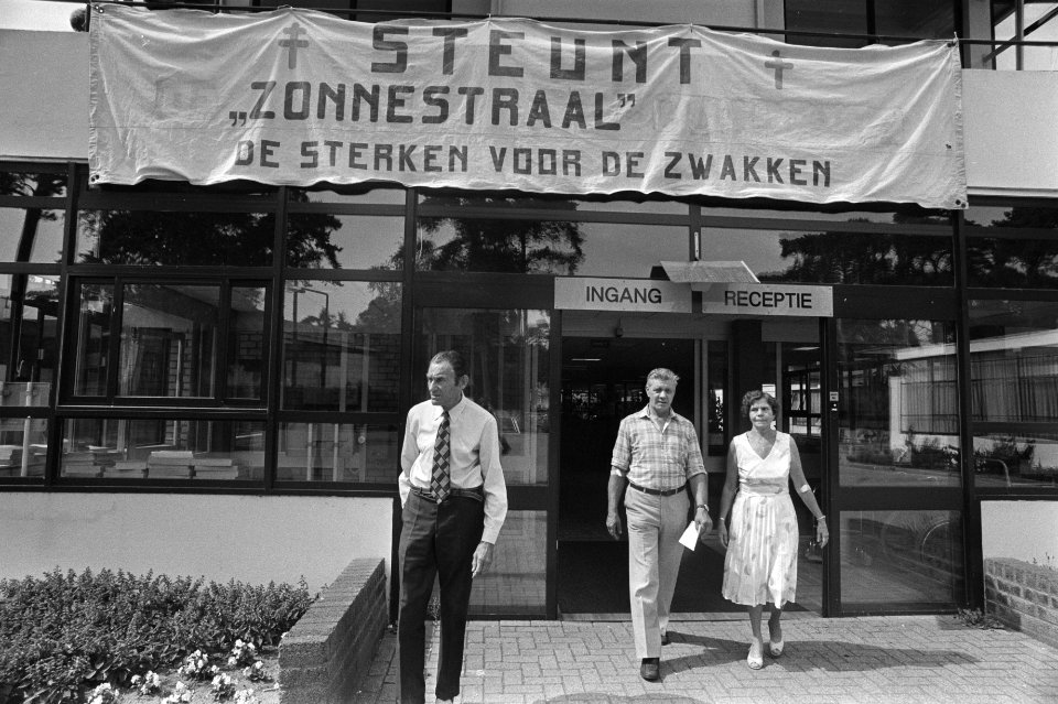 Ziekenhuis Zonnestraal in Hilversum na aangekondigde sluiting spandoek boven in, Bestanddeelnr 932-2651