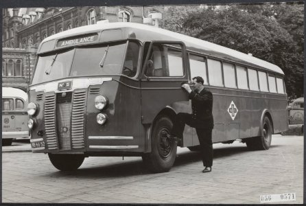 Ziekenvervoer, ziekenauto's, spoorwegen, bussen, Bestanddeelnr 056-0571