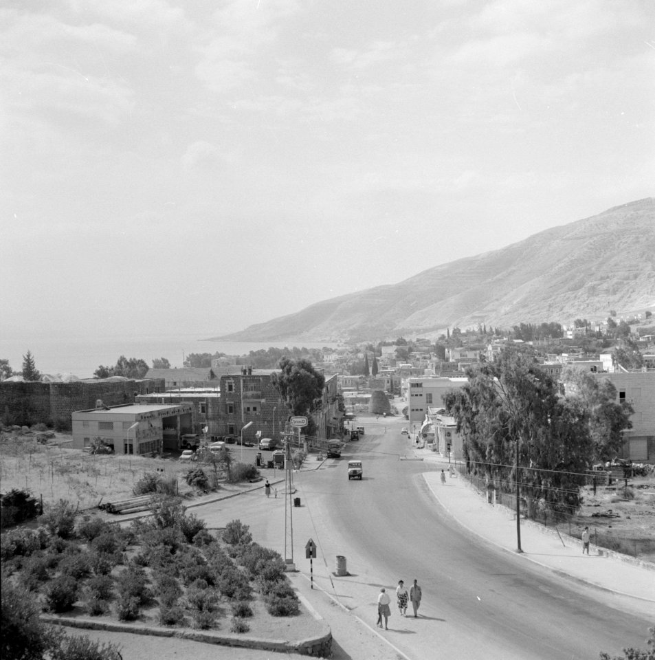 Zicht op een deel van de stad Tiberias met de omringende heuvels en met op de vo, Bestanddeelnr 255-4064