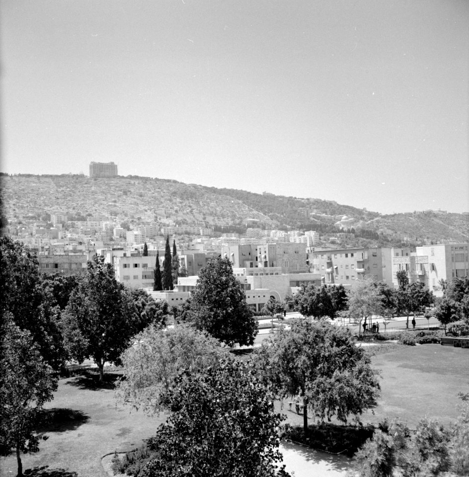 Zicht op de stad Haifa die tegen de bergen is gebouwd, Bestanddeelnr 255-2078