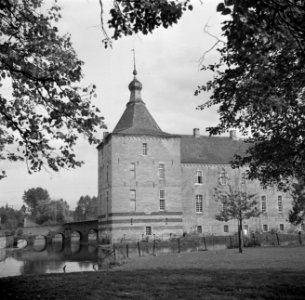 Zicht op de toren, brug en aangrenzende gebouwen van kasteel Genhoes te Valkenb…, Bestanddeelnr 252-0206