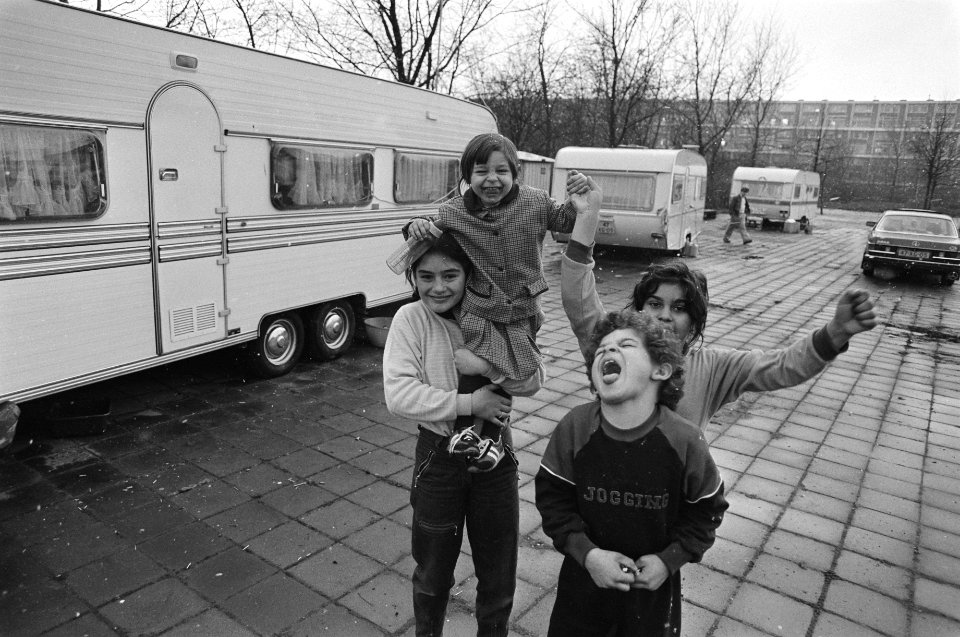Zigeunerfamilie Petalo nog in Vlaardingen, zigeunerkinder in Vlaardingen bij car, Bestanddeelnr 931-3287