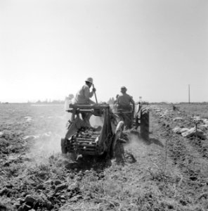 Zicht op de aardappelrooimachine achter een tractor, Bestanddeelnr 255-4593