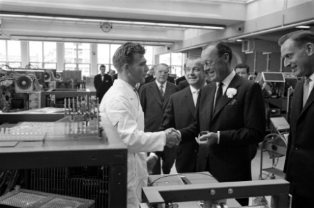 Zijne Koninklijke Hoogheid prins Bernhard bezoekt IBM te Amsterdam, Bestanddeelnr 914-2940