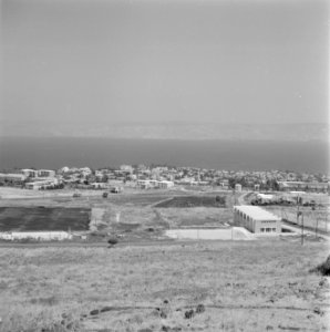 Zicht op de stad Tiberias, het Meer van Tiberias en de omgringende heuvels, Bestanddeelnr 255-4056