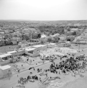 Zicht op de veemarkt van Hama vanaf de tell op de achtergrond de rivier Orontes, Bestanddeelnr 255-5993