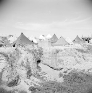 Zicht op een vluchtelingenkamp op de tell van Hama, Bestanddeelnr 255-5997