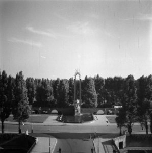 Zicht op het monument vanaf het Olympiaplein, Bestanddeelnr 900-7662