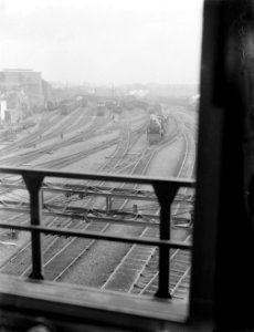 Zicht op het spooremplacement aan de oostzijde gezien vanuit de overkapping van , Bestanddeelnr 252-1022