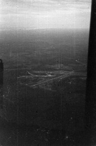Zicht op een vliegveld vanuit een vliegtuig, Bestanddeelnr 2697