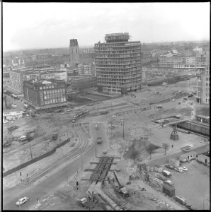 Zicht op het nieuwe Churchillplein met modehuis Gerzon bij de Korte Hoogstraat 1967