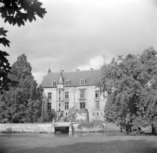 Zicht op een gevel van het kasteel en de gracht van kasteel Schaloen in Oud-Valk, Bestanddeelnr 252-0215