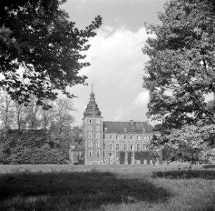 Zicht op de toren en aangrenzende gebouwen van kasteel Neubourg te Gulpen, Bestanddeelnr 252-0202