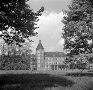 Zicht op de toren en aangrenzende gebouwen van kasteel Neubourg te Gulpen, Bestanddeelnr 252-0201