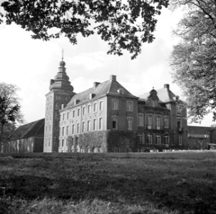 Zicht op de toren en aangrenzende gebouwen van kasteel Neubourg te Gulpen, Bestanddeelnr 252-0200