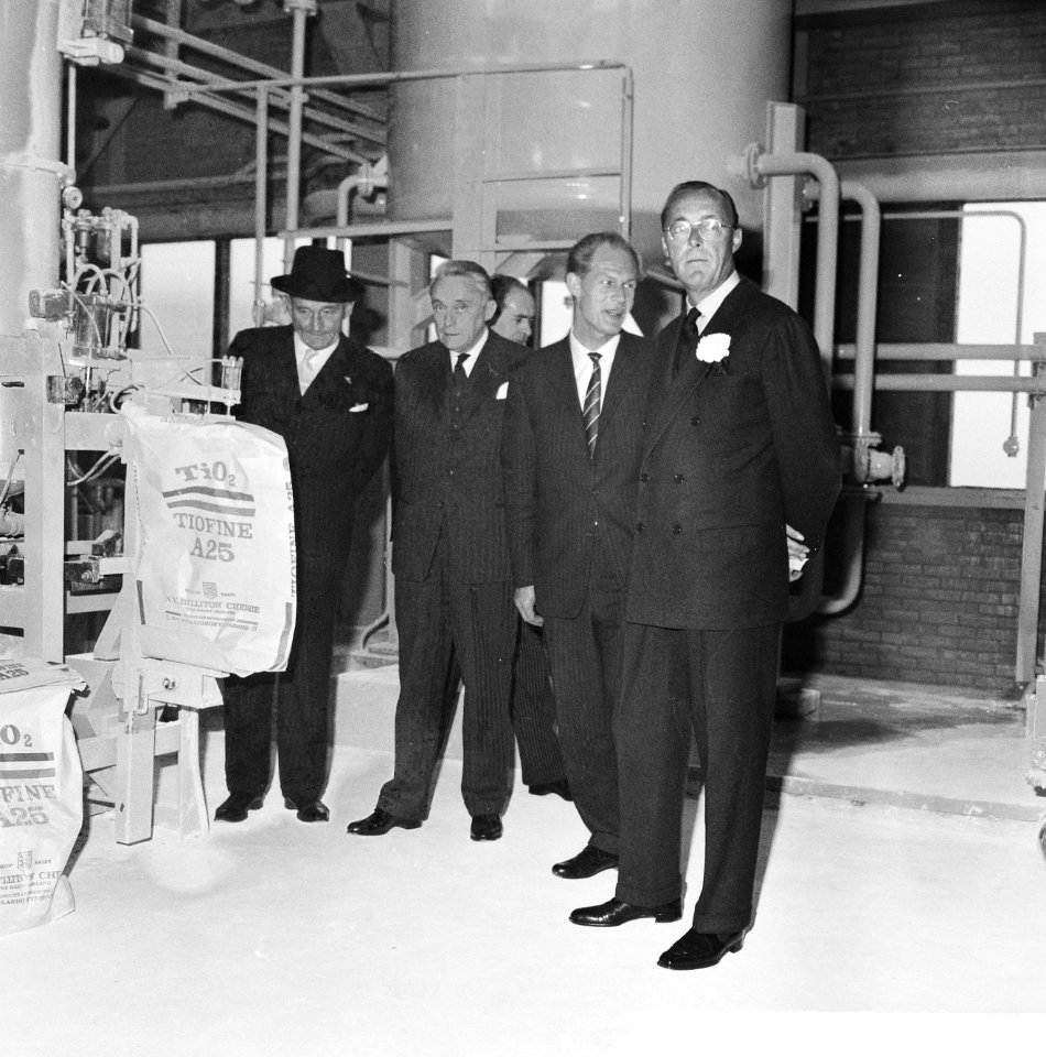 Zijne Koninklijke Hoogheid de prins in de Botlek nieuwe fabriek geopend, de Tita, Bestanddeelnr 914-4831