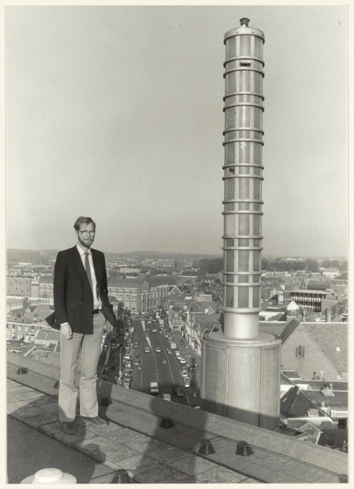Zicht op de stad vanaf het dak van V&D. Links de heer D. van Dongen. NL-HlmNHA 54014443
