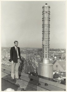 Zicht op de stad vanaf het dak van V&D. Links de heer D. van Dongen. NL-HlmNHA 54014443