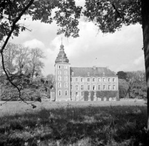 Zicht op de toren en aangrenzende gebouwen van kasteel Neubourg te Gulpen, Bestanddeelnr 252-0203