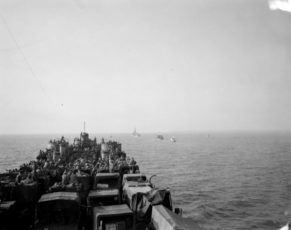Zicht op het rollend materieel op de LST Pelikaan, Bestanddeelnr 10282