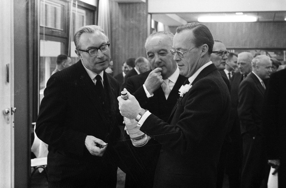 Zijne Koninklijke Hoogheid Prins Bernhard heeft het gebouw van de Centrale Kamer, Bestanddeelnr 914-7703