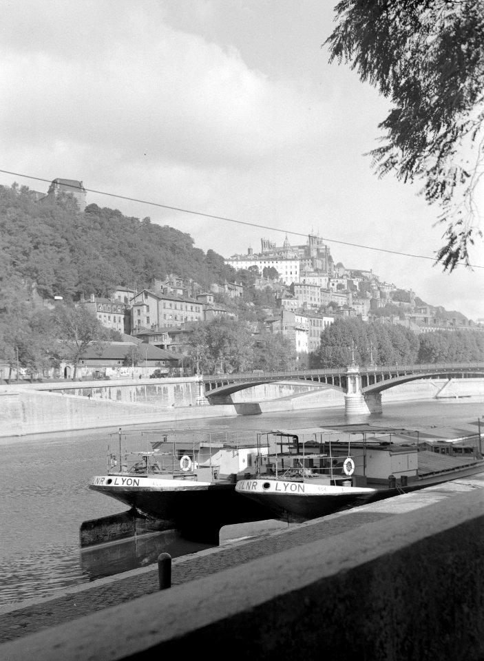 Zicht op brug en oevers aan de Saone, op de achtergrond de basiliek Notre-Dame d, Bestanddeelnr 191-0436