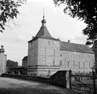 Zicht op de toren en aangrenzende gebouwen van kasteel Genhoes te Valkenburg, Bestanddeelnr 252-0205