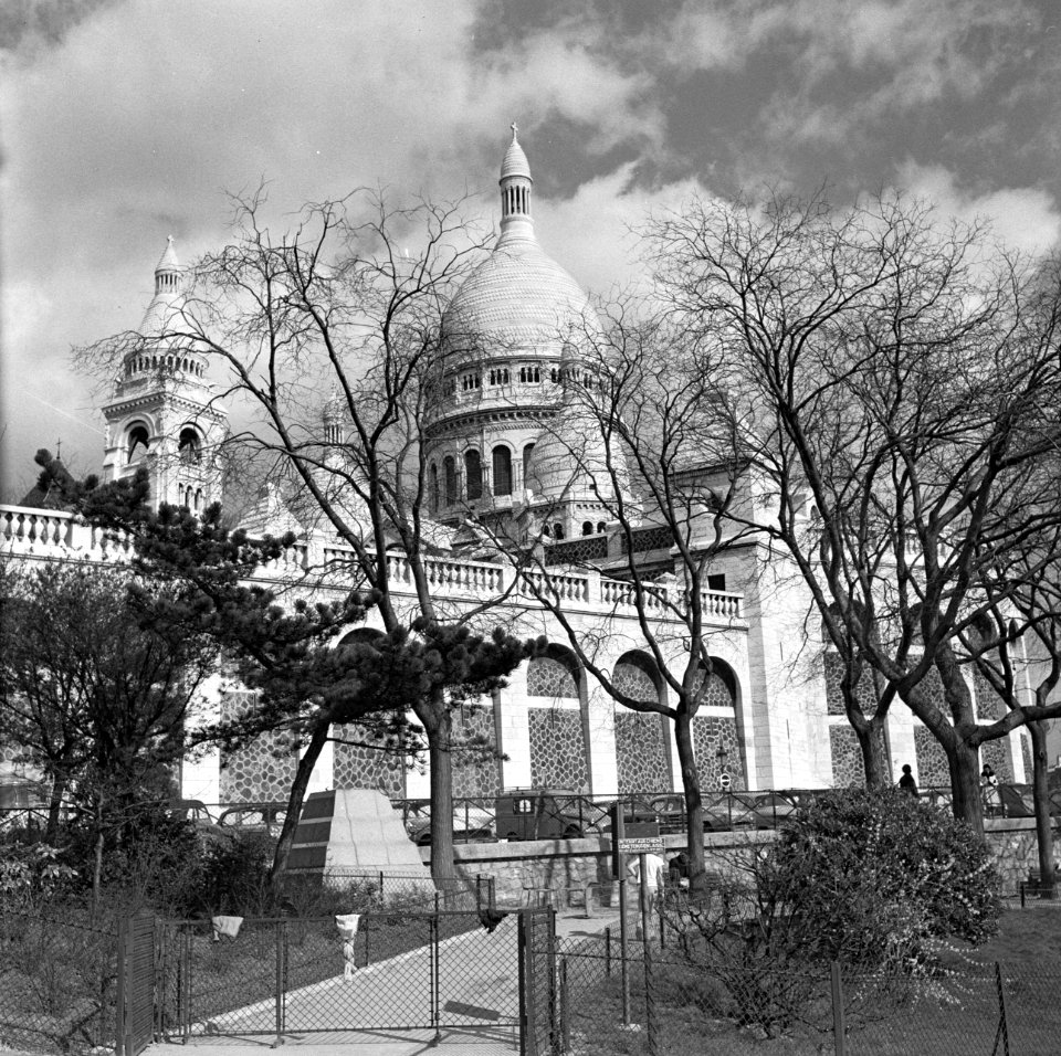 Zicht op de koepel van de Basilique du Sacré-Coeur, Bestanddeelnr 254-0604