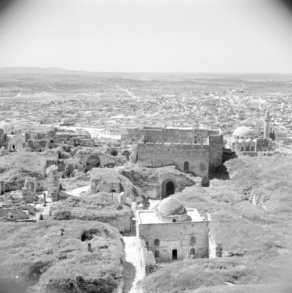 Zicht op de stad Aleppo met ruïnes vanaf de citadel, Bestanddeelnr 255-5947