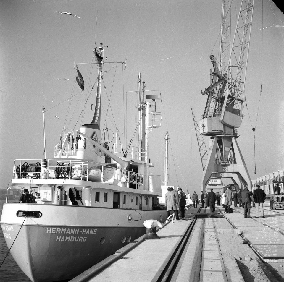 Zicht op de achtersteven van de Hans Hermann, Bestanddeelnr 918-3726