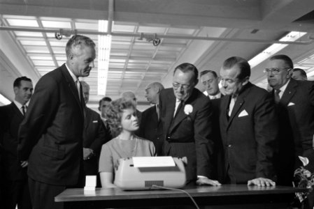 Zijne Koninklijke Hoogheid prins Bernhard bezoekt IBM te Amsterdam, Bestanddeelnr 914-2938