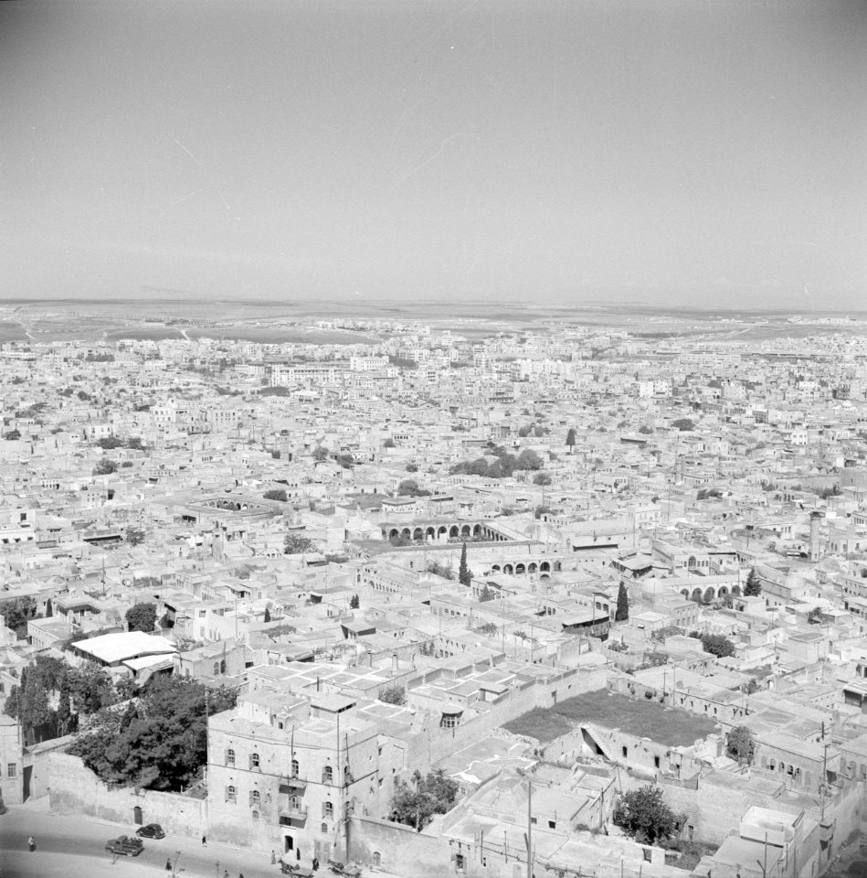 Zicht op de stad Aleppo met grote moskee vanaf de citadel, Bestanddeelnr 255-5942