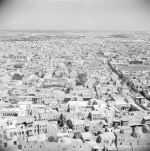 Zicht op de stad Aleppo met grote moskee vanaf de citadel, Bestanddeelnr 255-5945