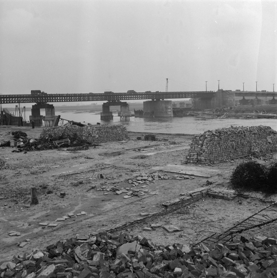 Zicht op de gereedgekomen Bailey brug op de plek van de verwoeste Rijnbrug, Bestanddeelnr 901-7264