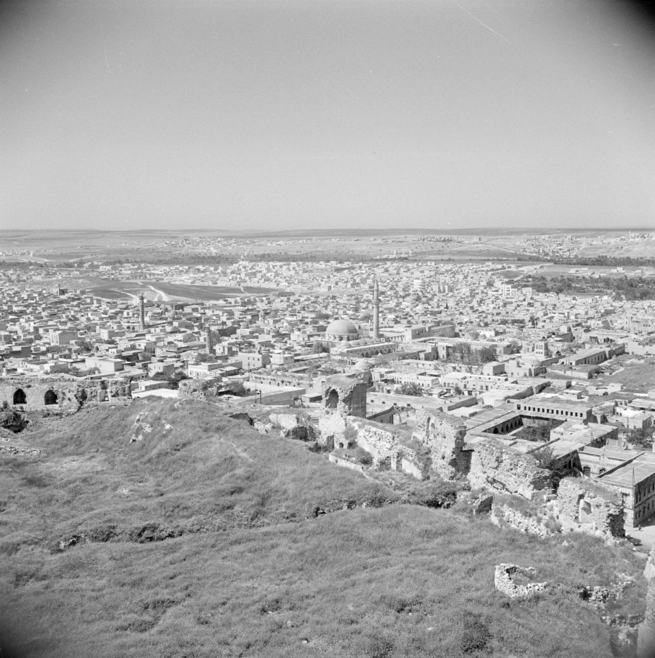 Zicht op de stad Aleppo met ruines en verschillende moskeeën vanaf de citadel, Bestanddeelnr 255-5948