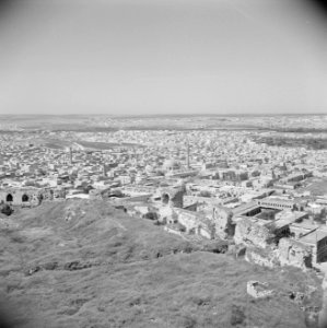 Zicht op de stad Aleppo met ruines en verschillende moskeeën vanaf de citadel, Bestanddeelnr 255-5948