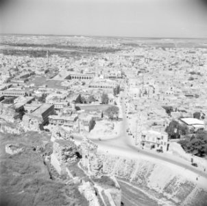 Zicht op de stad Aleppo met grote moskee vanaf de citadel, Bestanddeelnr 255-5943