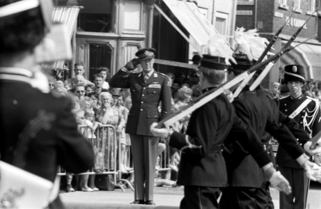 Zijne Koninklijke Hoogheid prins Bernhard defile afgenomen van de studenten weer, Bestanddeelnr 915-3272