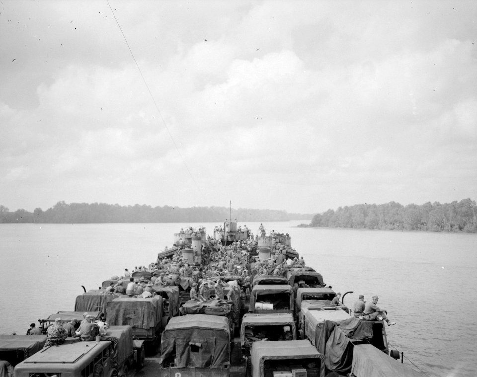 Zicht op het rollend materieel op de LST Pelikaan, Bestanddeelnr 10283