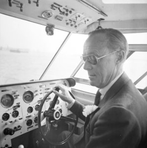 Zijne Koninklijke Hoogheid Prins Bernhard maakt een proeftocht met het nieuwe S, Bestanddeelnr 922-2401