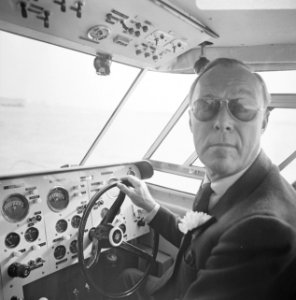 Zijne Koninklijke Hoogheid Prins Bernhard maakt een proeftocht met het nieuwe S, Bestanddeelnr 922-2402