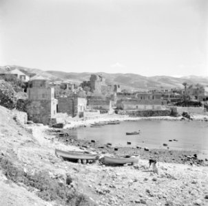 Zicht op het haventje van Byblos - Jbael Vissersboten op het droge, Bestanddeelnr 255-6350