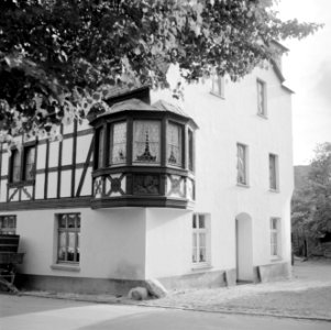 Zijaanzicht op het in de 17e eeuw als raadhuis gebouwde huis met de drie gevels, Bestanddeelnr 254-4119