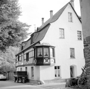 Zijaanzicht op het in de 17e eeuw als raadhuis gebouwde huis met drie gevels, Bestanddeelnr 254-4116