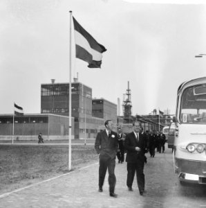 Zijne Koninklijke Hoogheid de prins in de Botlek nieuwe fabriek geopend, de Tita, Bestanddeelnr 914-4829