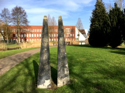 Zicht op het gemeentehuis en een openbaar kunstwerk in het Groene Hart in Bemmel