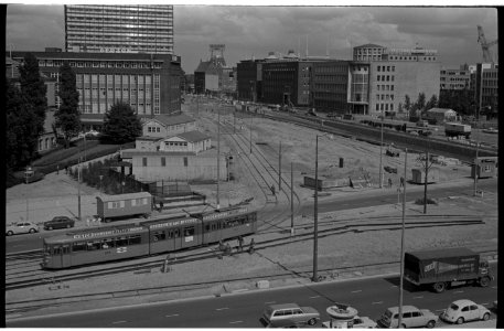 Zicht op het Churchillplein en Blaak met modehuis Gerzon, Amsterdamsche Bank, Nederlandsche Handel-Maatschappij en Twentsche Bank 1969