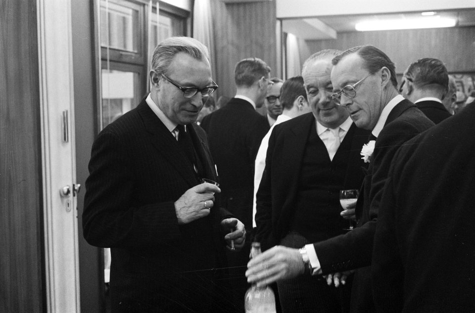 Zijne Koninklijke Hoogheid Prins Bernhard heeft het gebouw van de Centrale Kamer, Bestanddeelnr 914-7704