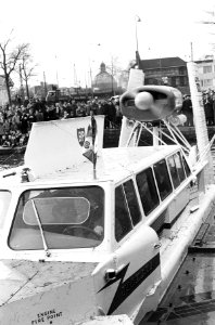 Zijne Koninklijke Hoogheid Prins Bernhard demonstratie bijgewoond, de Hovercraft, Bestanddeelnr 915-0536