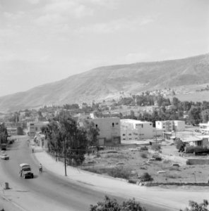 Zicht op een deel van de stad Tiberias met de omringende heuvels en met op de vo, Bestanddeelnr 255-4063